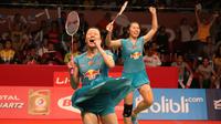 Ekspresi pebulutangkis ganda putri Tiongkok, Tian Qing/Zhao Yunlei, sesaat setelah mengalahkan pasangan Denmark, Christinna Pedersen/Kamilla Rytter Juhl dalam final Kejuaraan Dunia Bulutangkis 2015 di Istora Gelora Bung Karno, Jakarta. Minggu (16/8/2015)