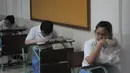 Sejumlah siswi saat mengerjakan Ujian Nasional  secara Manual di SMA Santa Ursula , Jakarta, Senin (13/4/2015). Mulai hari ini SMA/SMK sederajat menjalani Ujian Nasional 2015 baik secara online maupun Manual. (Liputan6.com/Herman Zakharia)
