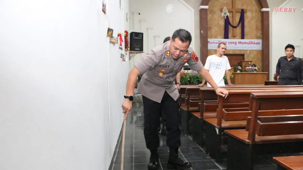 Kapolres AKBP Rudy Cahya Kurniawan turut membersihkan Gereja Kristen Indonesia (GKI) Kebumen. (Foto: Liputan6.com/Polres Kebumen/Muhamad Ridlo)