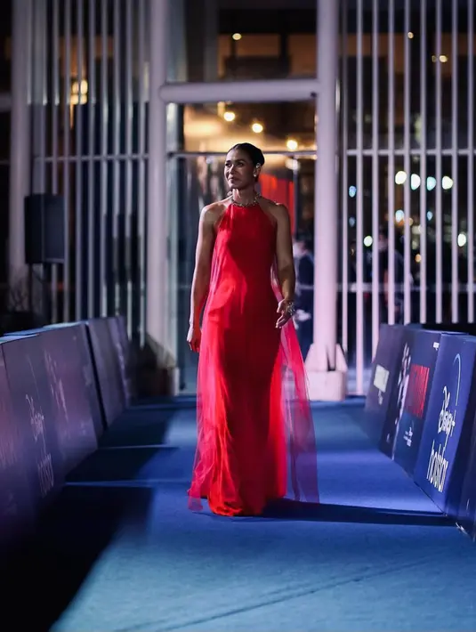 Gaun yang dipakainya ke premiere Serial Mendua tersebut juga memperlihatkan lengan otot lengannya yang kencang dan seksi [@adiniawrst]