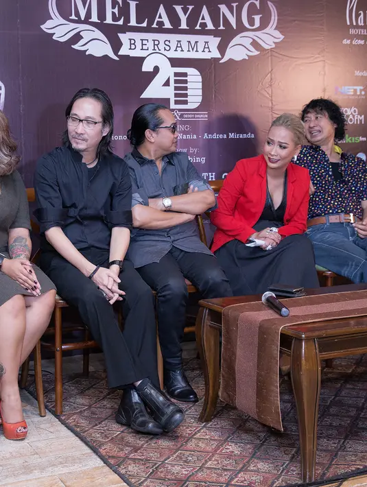 "Mbak Trie Utami dan mas Mus sahabat-sahabat kita yang sama-sama merangkak dimusik dan hidup dimusik sehingga kita mengajak mereka dan seperti reuni," kata Deddy Dhukun di kawasan Wijaya, Jakarta Selatan, Kamis (4/2/2016). (Dezmond Manullang/Bintang.com)