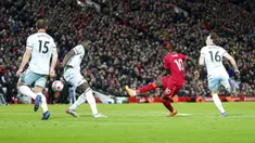 Pemain Liverpool Sadio Mane (kedua kanan) menendang bola melewati pemain West Ham United Kurt Zouma (kedua kiri) pada pertandingan sepak bola Liga Inggris di Stadion Anfield, Liverpool, Inggris, 5 Maret 2022. Liverpool menang 1-0. (AP Photo/Jon Super)