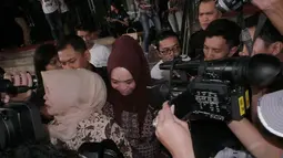 Wanita yang mengenakan jilbab ungu itu diperiksa sebagai saksi dalam penyidikan kasus dugaan korupsi penyelenggaraan ibadah haji tahun 2012-2013 yang menyeret mantan Menteri Agama Suryadharma Ali. (Liputan6.com/Faizal Fanani) 