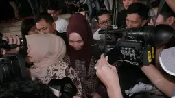 Wanita yang mengenakan jilbab ungu itu diperiksa sebagai saksi dalam penyidikan kasus dugaan korupsi penyelenggaraan ibadah haji tahun 2012-2013 yang menyeret mantan Menteri Agama Suryadharma Ali. (Liputan6.com/Faizal Fanani) 