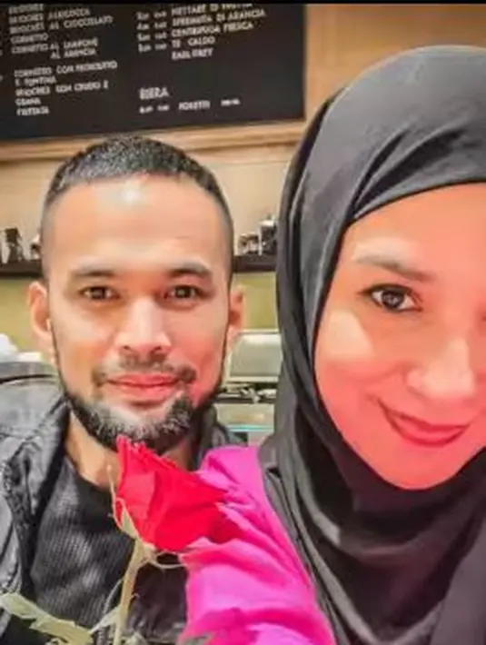 Di momen yang spesial ini, Teuku Wisnu menunjukkan kecintaannya kepada sang istri. Shireen Sungkar diberi setangkai mawar. (Foto: Instagram/@shireensungkar)
