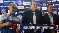 Milomir Seslija dan Raphael Maitimo saat diperkenalkan GM Arema Cronus, Ruddy Widodo, di Malang, Rabu (27/1/2016). (Bola.com/Kevin Setiawan)