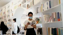 Orang-orang membaca di Toko Buku Duoyun di Shanghai, China timur (16/8/2020). Terletak di Menara Shanghai lantai 52, Toko Buku Duoyun telah menarik banyak pengunjung untuk membaca dan menikmati panorama kota. (Xinhua/Zhang Jiansong)