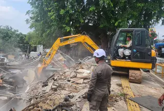 Penertiban bangunan liar di Depok. (Liputan6.com/Dicky Agung Prihanto)