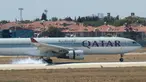 Sebuah Pesawat Qatar Airways mendarat darurat di Bandara Ataturk, Istanbul pada Kamis, (18/08) waktu setempat. Pilot berhasil mendaratkan pesawat tanpa ada penumpang yang terluka. (REUTERS/Stringer)