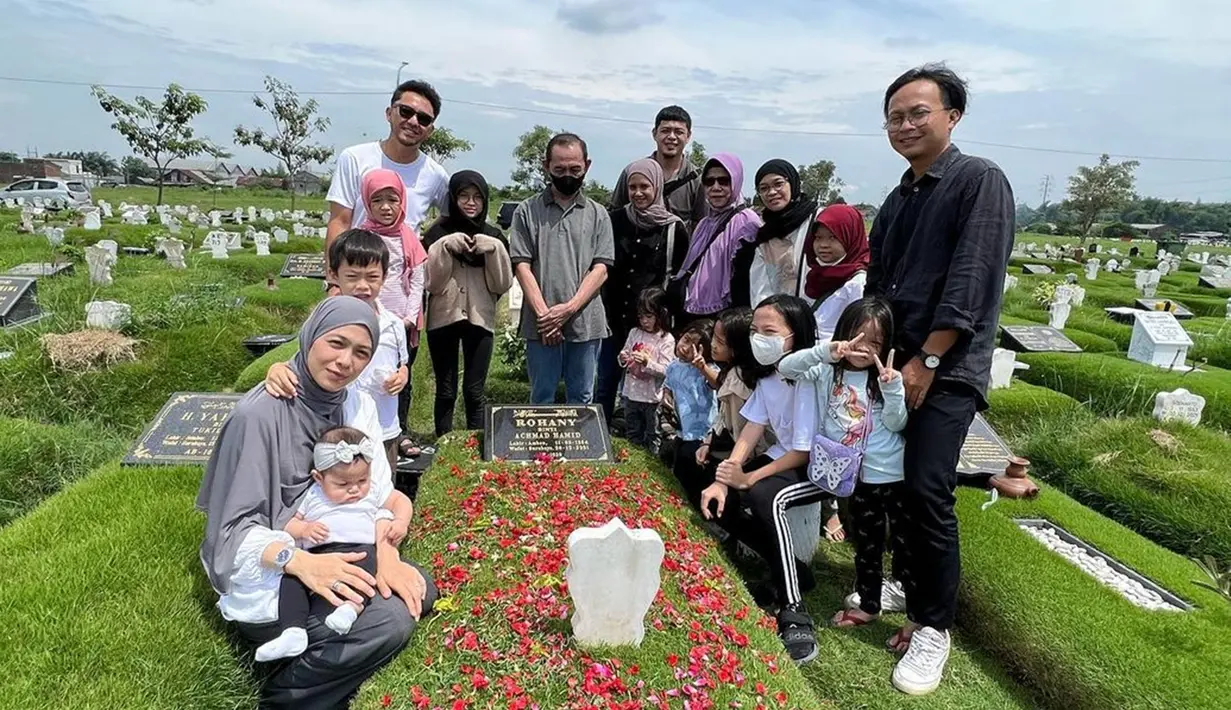 Dua kali lewati pergantian tahun yakni 2021 dan 2022 tanpa ibunda tentunya terasa berbeda. Meski ada yang kurang, kehangatan keluarga Dian Ayu dan Ananda Omesh tetap terasa hangat. Momen ziarah ke makam ibunda ini tentunya jadi momen pertama Dian Ayu dan Ananda Omesh ajak anak ketiganya. (Liputan6.com/IG/@dianayulestari)