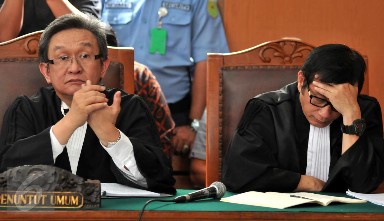 Kuasa hukum RJ Lino Maqdir Ismail (kiri) saat sidang praperadilan yang diajukan mantan Direktur Utama PT Pelindo II RJ Lino di Pengadilan Negeri Jaksel, Selasa (26/1). Hakim menolak permohonan praperadilan yang diajukan RJ Lino (Liputan6.com/Yoppy Renato)