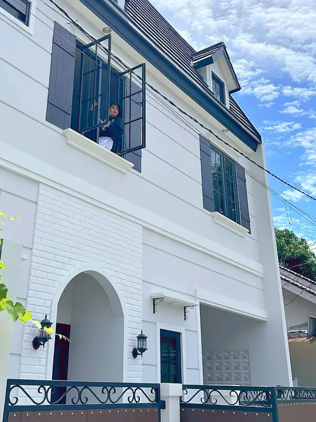 Potret Rumah Natalie Sarah Bergaya American Colonial