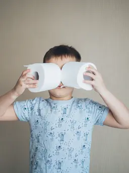 Usia bukan satu-satunya patokan. Kesiapan fisik dan emosional anak menjadi kunci keberhasilan toilet training. (Foto/Dok: Pexels)