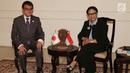 Menteri Luar Negeri RI Retno Marsudi berdialog dengan Menteri Luar Negeri Jepang Taro Kono di Gedung Pancasila, Jakarta, Senin (25/6). Taro Kono diagendakan melakukan kunjungan resmi di Jakarta pada 24-26 Juni 2018. (Liputan6.com/Angga Yuniar)