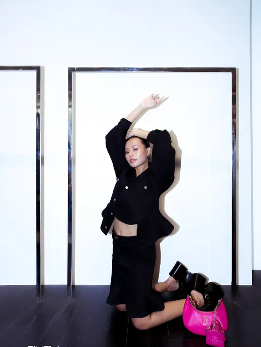 Aksen ruffle pada bagian pinggang membuat tampilan jaket jadi terlihat semakin sempurna.   [Foto: Daniel Kampua/ Wardrobe: Marc Jacobs/ Makeup & Hair: Laura Mercier & Sisley/ Model: Ulfa-Studio47]