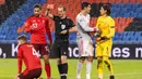 Wasit memberikan kartu merah kepada pemain Swiss, Nico Elvedi, saat melawan Spanyol pada laga UEFA Nations League di Stadion St. Jakob-Park, Minggu (15/11/2020). Kedua tim bermain imbang 1-1. (Alessandro della Valle/Keystone via AP)