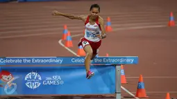 Atlet Indonesia, Rini Budiarti saat berlomba di nomor lari halang rintang 3.000 meter SEA Games ke-28 di National Stadium, Singapura, (12/6/2015). Rini finish pertama dengan catatan waktu 10 menit 20,40 detik. (Liputan6.com/Helmi Fithriansyah)