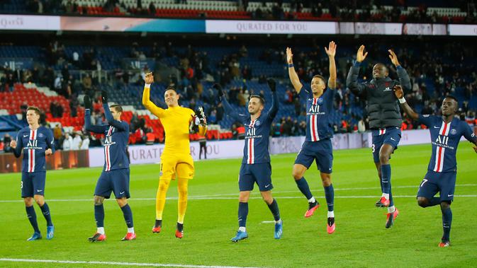 Para pemain Paris-Saint-Germain (PSG) merayakan kemenangan mereka atas Dijon pada akhir pertandingan Liga Prancis di Parc des Princes, Paris, Prancis, Sabtu (29/2/2020). PSG menang 4-0, Mbappe mencetak dua gol dan satu assist. (AP Photo/Michel Euler)