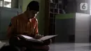 Pelajar penyandang tuna netra mengikuti Tadarus Al Quran braille di Yayasan Tunanetra Raudlatul Makmufin Serpong, Tangerang Selatan, Banten, Rabu (28/4/2021). Taman tunanetra merupakan wadah bagi para pelajar tunanetra untuk berkumpul dan belajar membaca Alquran Braille. (Liputan6.com/Angga Yuniar)