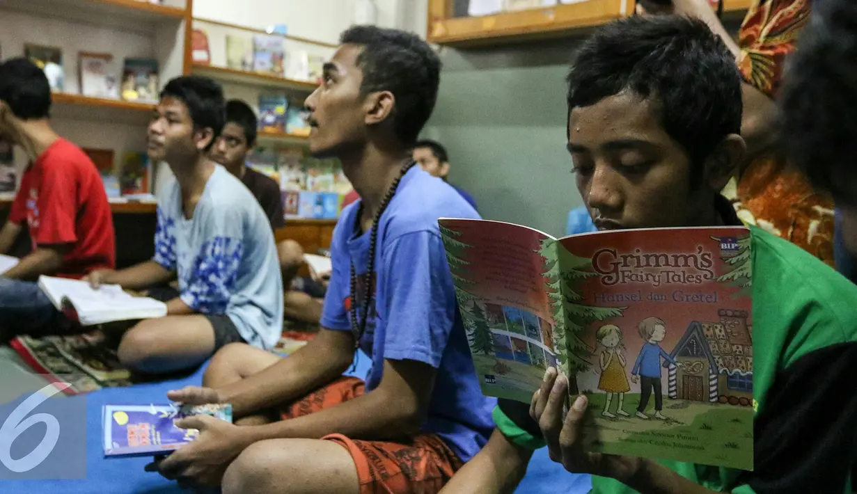 Sejumlah napi usia remaja tampak membaca buku di ruang baca Lapas Salemba, Jakarta, Rabu (9/3/2016). Para napi di Lapas Semba mengisi keseharian dengan pelatihan keterampilan dan kegiatan positif lainnya. (Liputan6.com/Yoppy Renato)