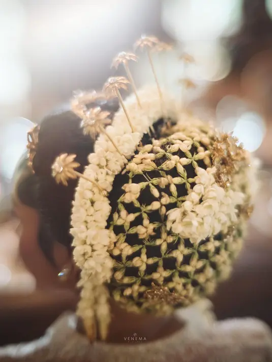 Makeup manten yang sempurna dipulas di wajah Adinia oleh MUA Gracia Stella. Makeup ini menunjukkan detail sempurna khas pengantin Jawa, seperti paes, ronce bunga melati, dan berbagai aksesori, seperti cunduk mentul yang disematkan di atas paes ageng, dari Epa Jewel. Foto: Instagram.