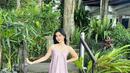 Pada potret ini, perempuan 23 tahun itu tampil dalam balutan silk dress warna lilac. [Foto: Instagram/ceseniy].