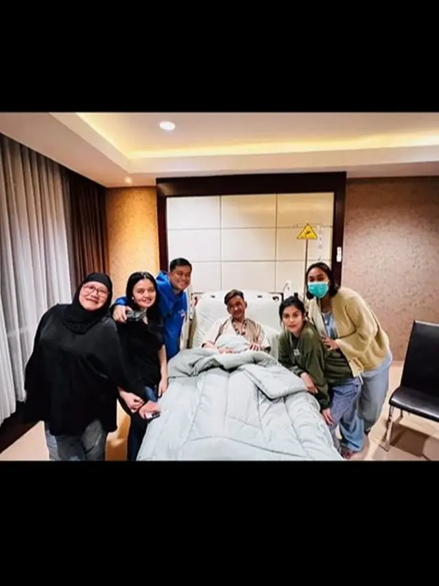 6 Potret Sarwendah Jenguk Ruben Onsu di RS, Ungkap Penyebab Sang Suami Ambruk