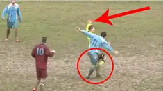 Video pemain sepak bola liga amatir Italia menendang wasit karena tak terima di beri kartu merah saat pertandingan Castel San Niccolo melawan Fortis Arezzo di Tuscany, Italia.
