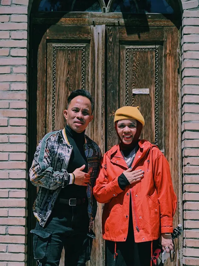 7 Potret Mesra Orang Tua Atta Halilintar, Tampil Kompak dan Stylish