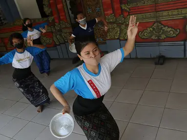 Warga berlatih tari di Kampung Bali, Bekasi, Jawa Barat, Rabu (9/9/2020). Warga Kampung Bali terdiri dari 60 kepala keluarga yang 20 di antaranya merupakan warga asal Bali. (Liputan6.com/Herman Zakharia)