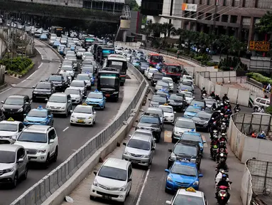 Jalan Sudirman arah Blok M mengalami penyempitan arus lalu lintas, Jakarta, Selasa (17/6/14). (Liputan6.com/Faizal Fanani)