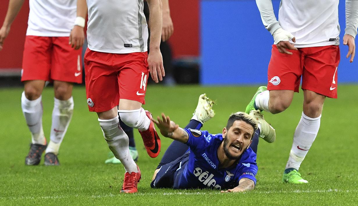 Pemain Lazio, Luis Alberto jatuh saat berebut bola dengan pemain  FC Salzburg pada leg kedua Liga Europa di Red Bull Arena, Austria, (12/4/2018). Salzburg lolos ke semifinal dengan agregat gol 6-5. (AP/Kerstin Joensson)