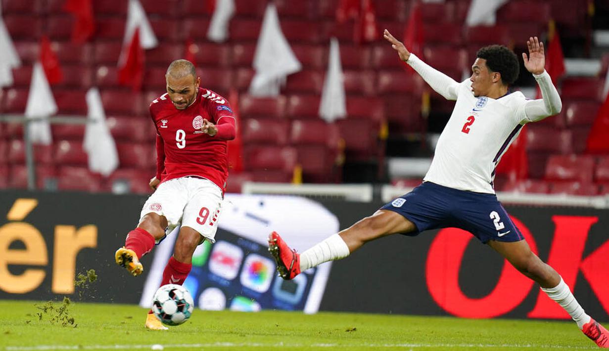 Pemain Denmark, Martin Braithwaite, melepaskan tendangan ke gawang Inggris pada laga UEFA Nations League di Stadion Parken, Rabu (9/9/2020). Kedua tim bermain imbang 0-0. (Liselotte Sabroe/Ritzau Scanpix via AP)