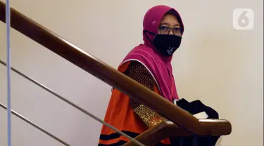 Kepala Dinas Pekerjaan Umum, Bina Marga, dan Sumber Daya Air nonaktif, Sunarti Setyaningsih akan menjalani pemeriksaan oleh penyidik di Gedung KPK, Jakarta, Senin (4/5/2020). (merdeka.com/Dwi Narwoko)