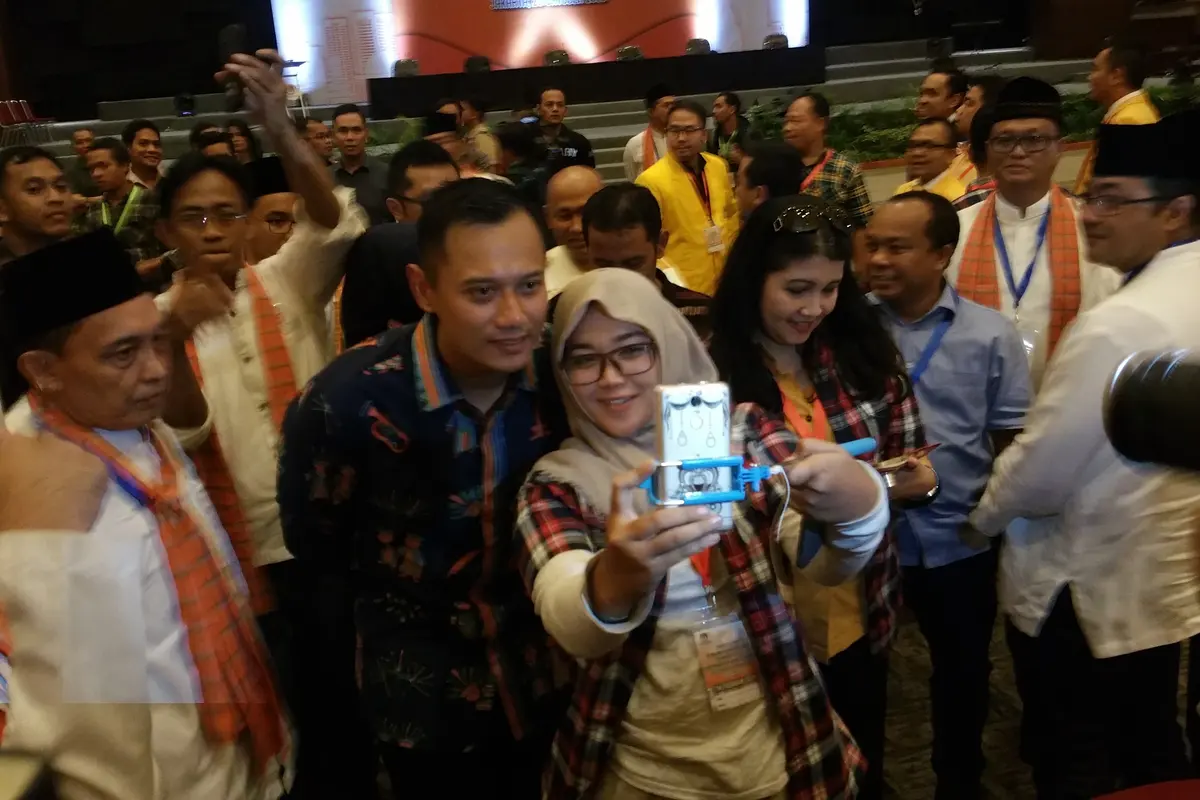 Satu per satu Agus meladeni relawan Ahok-Djarot untuk berfoto.