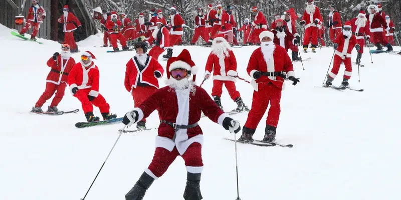 Sambut Natal, Ratusan Santa Bermain Ski di Lereng Gunung Maine