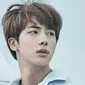 Gelar sebagai idol paling tampan ternyata jatuh ke tangan Jin `BTS`. (Soompi)