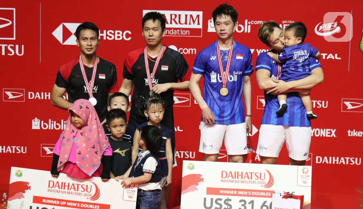 Pebulutangkis Indonesia, Kevin Sanjaya Sukamulio/Marcus Fernaldi Gideon bersama Hendra Setiawan/Mohammad Ahsan usai laga final ganda putra Indonesia Masters 2020 di Istora GBK, Jakarta, MInggu (19/1/2020). Kevin/Markus unggul 21-15 21-16. (Liputan6.com/Helmi Fithriansyah)