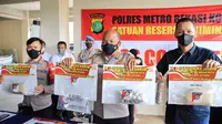 Polres Metro Bekasi Kota memperlihatkan barang bukti pengungkapan kasus miras oplosan di Perumahan Dirgantara Permai, Jatirasa, Jatiasih, Kota Bekasi. (Foto: Liputan6.com/Bam Sinulingga)