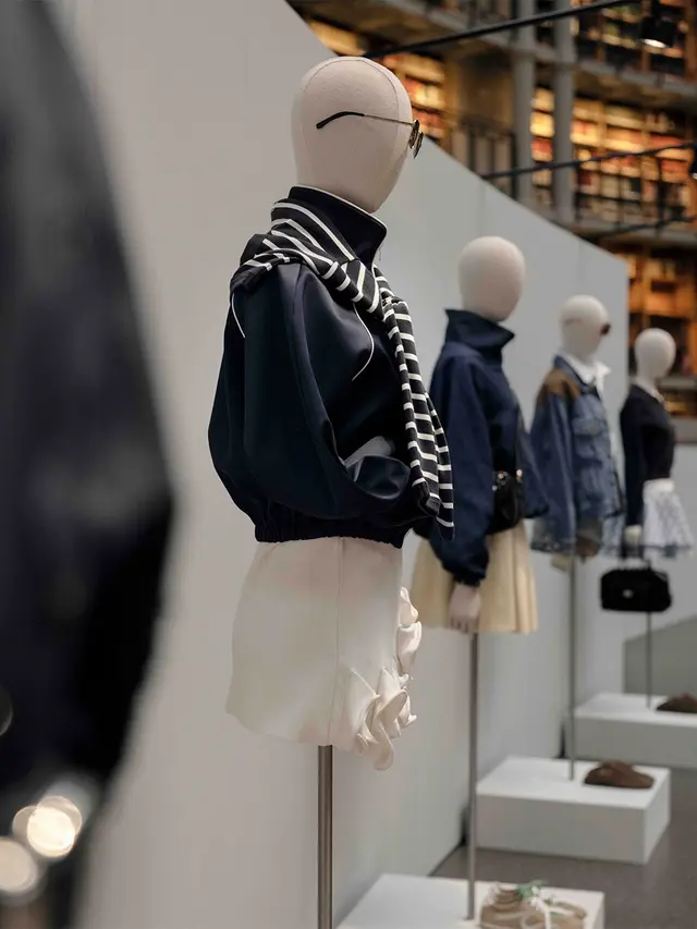 Koleksi SS26 SANDRO dipamerkan di Bibliothèque Nationale de France . Dok. SANDRO