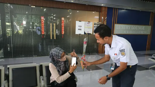 KAI Daop 8 Surabaya membagikan bunga mawar dan cokelat ke para penumpang yang mencoblos Pemilu 2024. (Istimewa)