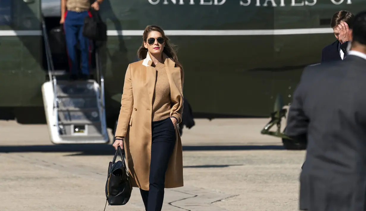 Penasihat Presiden Amerika Serikat Donald Trump, Hope Hicks berjalan dari Marine One di Pangkalan Angkatan Udara Andrews, Maryland, Amerika Serikat, Rabu (30/9/2020). Sebelum dinyatakan positif COVID-19, Hope Hicks diketahui sempat melakukan perjalanan bersama Donald Trump. (AP Photo/Alex Brandon)