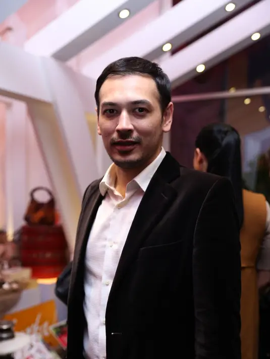 Berbekal wajahnya yang tampan, dia memulai karir di dunia hiburan sebagai model dan kerap muncul di majalah, video klip, dan iklan. (Andy Masela/Bintang.com)