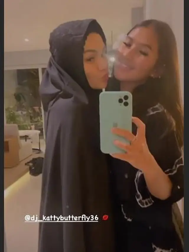 6 Potret Persahabatan DJ Katty Butterfly dan Soraya Rasyid, Dapat Kado Berharga