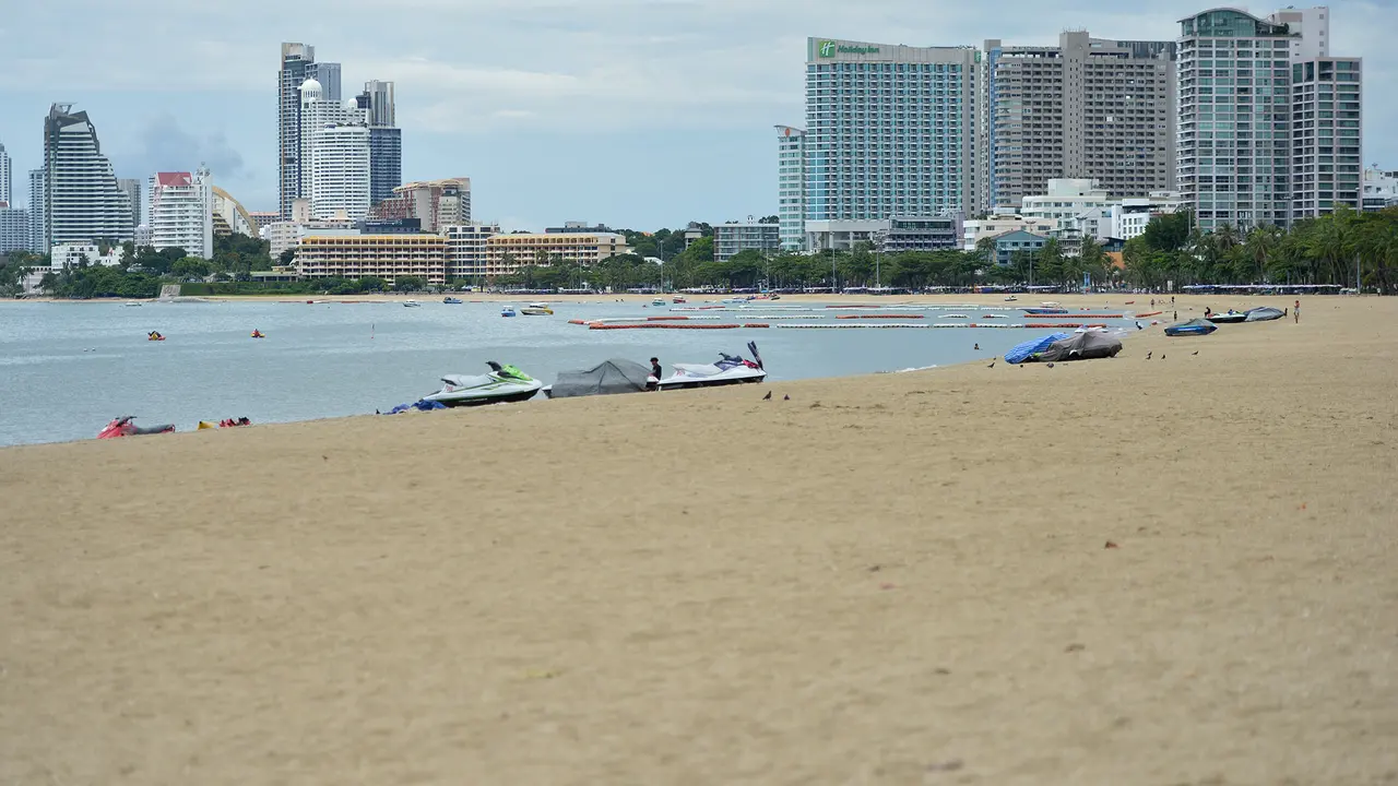 Sepinya Pantai Pattaya di Tengah Pandemi Covid-19