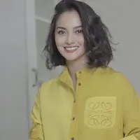 Gaya rambut pendek memang dapat membuat wajah lebih fresh dan awet muda. Hal ini pun dibuktikan oleh selebritis Ririn Ekawati yang baru saja memperbaharui potongan rambutnya, berikut tampilannya.