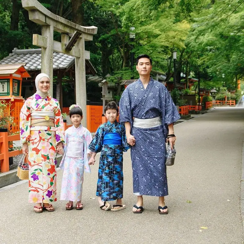 7 Pemotretan Keluarga Nycta Gina Pakai Kimono, Anak Sulungnya Bak Warga Lokal