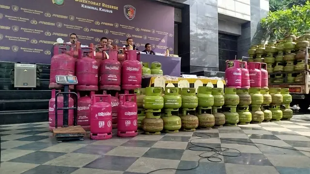 Penyidik Ditreskrimsus Polda Metro Jaya membongkar praktik pengoplosan gas elpiji atau gas LPG bersubsidi ukuran 3 kilogram ke tabung 12 kilogram dan 50 kilogram.