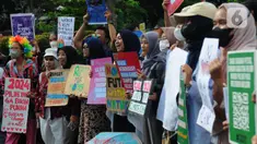 Massa aktivis lingkungan hidup melakukan protes di Kawasan Monas, Jakarta, Jumat, (3/3/2023). Aksi tersebut menuntut permasalahan kedaruratan krisis iklim harus menjadi prioritas agenda kampanye dan pemilu 2024. (merdeka.com/Imam Buhori)