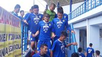 Gelandang Persib Bandung, Dedi Kusnandar (tengah paling kanan), mengaku tinggal menghilangkan rasa trauma setelah cedera parah. (Bola.com/Erwin Snaz)
